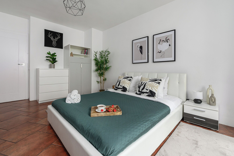 Others 3, Lumina 3BR Apartment with Balcony, Warsaw