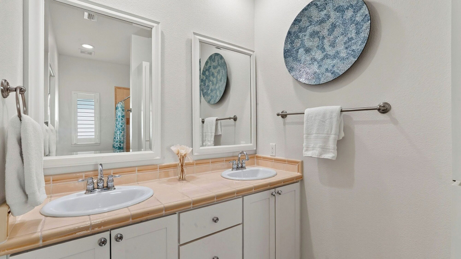 Others 5, Chasing Sunshine by Avantstay Shared Pool + Gazebo + Covered Patio Walk to the Beach, Nueces