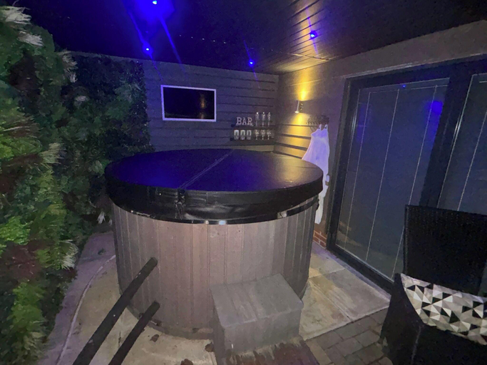 Others 4, Sheffield-apartment-sleeps4-parking-hottub, Rotherham