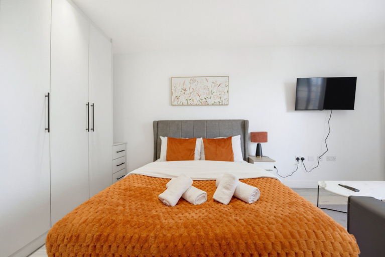Others 5, Balcony Studio in Northfields - Apt 3, London