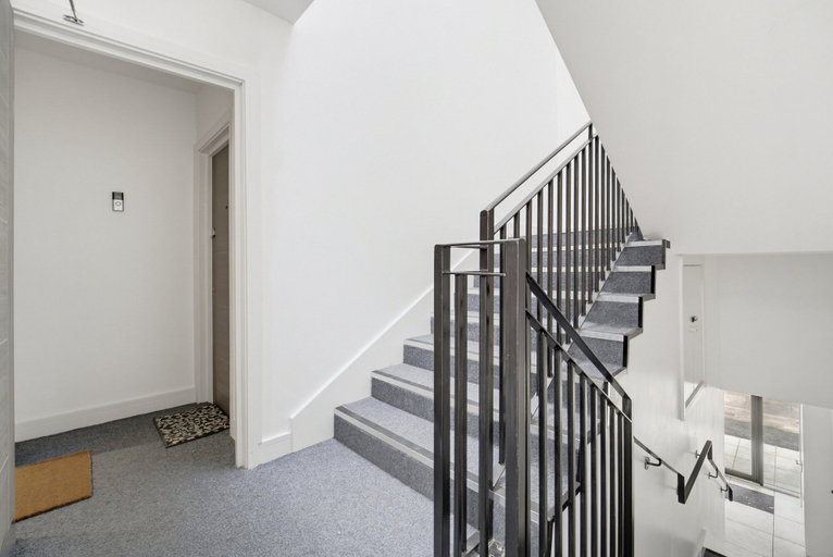 Others 3, Balcony Studio in Northfields - Apt 3, London