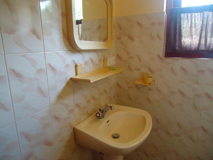 Bathroom 2, Hotel 4 U, Thissamaharama