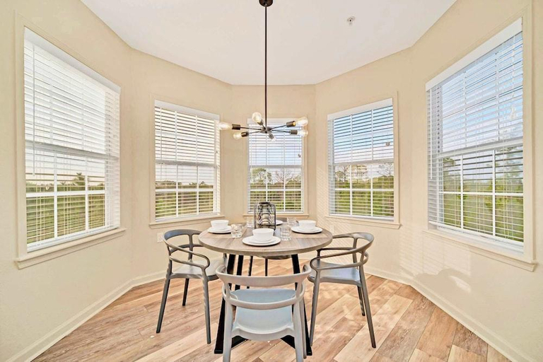 Others 3, Upstay Condo w Pool Sauna Sleeps 8, Orange