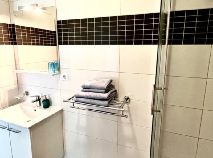 Bathroom 3, Paradise Apartments, Jelsa