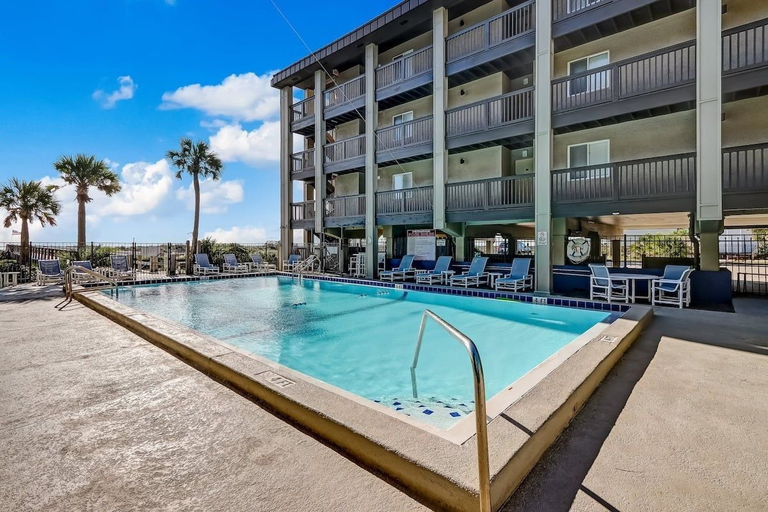 Others 2, Beachfront 2BR Pool Direct Access, Nassau
