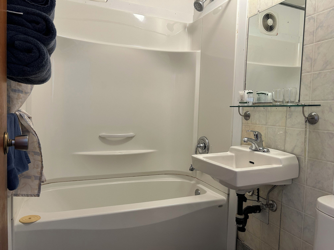 Bathroom 5, Dolphin Motel Tofino, Alberni-Clayoquot