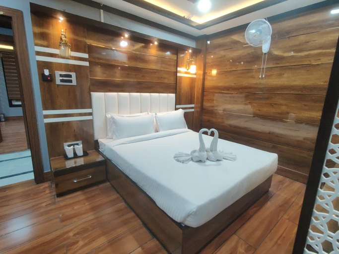 Others 5, Dawnland By OPO Essential, Papum Pare