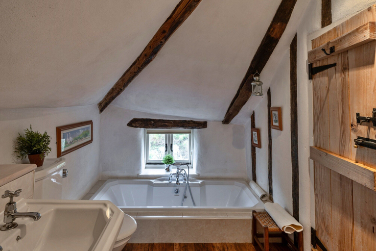 Others 2, Luxury Cotswolds Cottage for 7, Devon