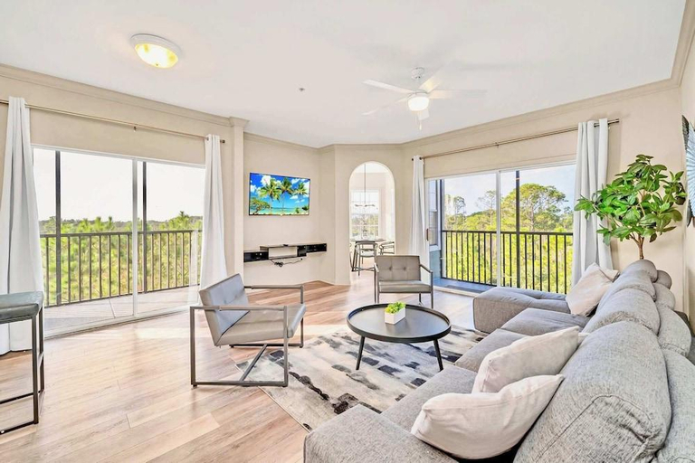Others 4, Upstay Condo w Pool Sauna Sleeps 8, Orange
