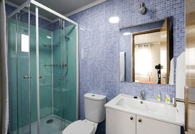Bathroom 3, Urban Art Camping, Peniche