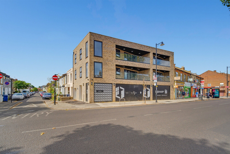 Others 4, Balcony Studio in Northfields - Apt 3, London