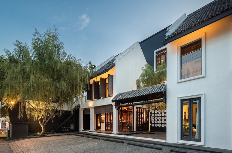 Exterior & Views