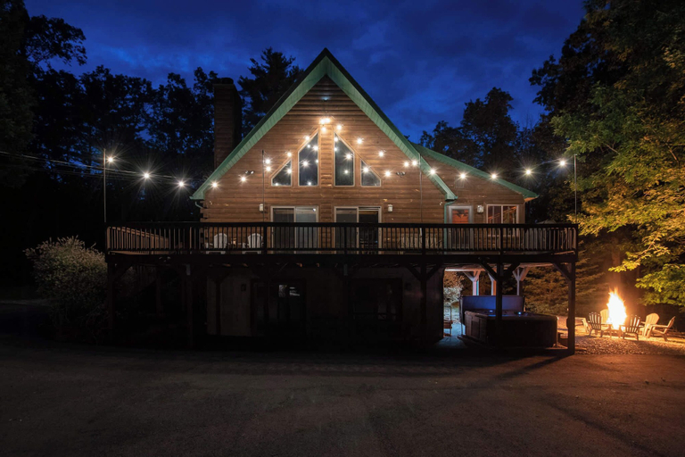 Others 3, Massive Log Chalet With Hot Tub, Wayne