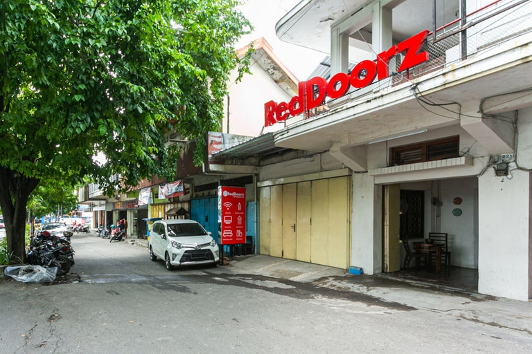 Exterior & Views 2, RedDoorz @ Urip Sumoharjo Solo, Solo