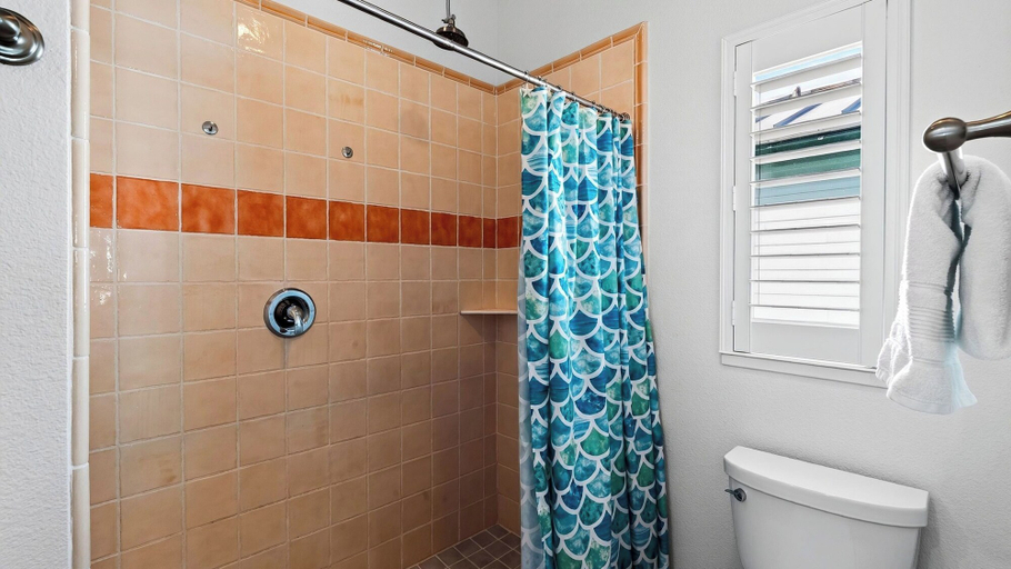 Others 2, Chasing Sunshine by Avantstay Shared Pool + Gazebo + Covered Patio Walk to the Beach, Nueces