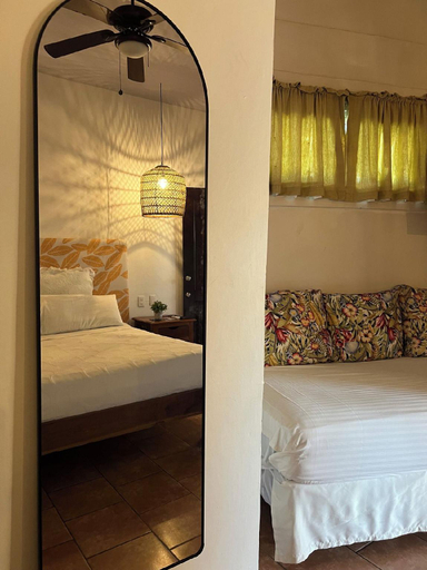 Bedroom 5, EJECUTIVO CESAR MARISCOS, Tela