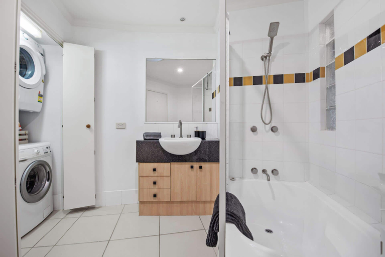 Others 4, Point Peninsula - 2bed-2bath-car-pool - Teneriffe, Newstead