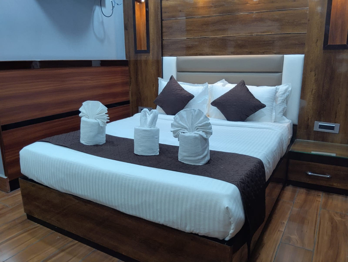 Others 4, Dawnland By OPO Essential, Papum Pare