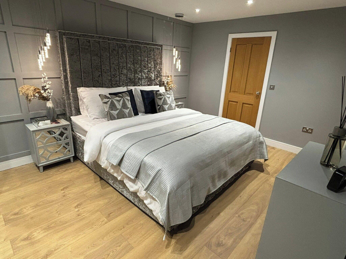Others 3, Sheffield-apartment-sleeps4-parking-hottub, Rotherham