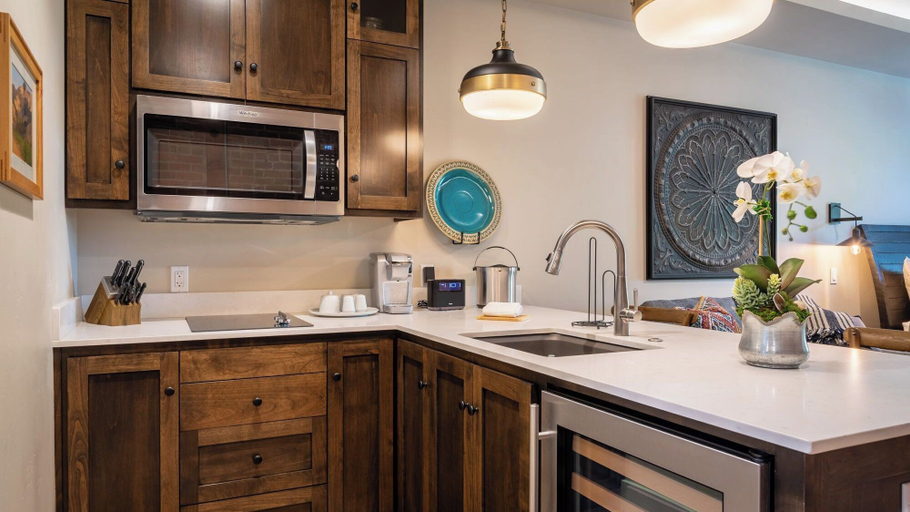Others 5, Paso Park Suites by Avantstay Balcony Over the Square + Walkable Paso Robles, San Luis Obispo