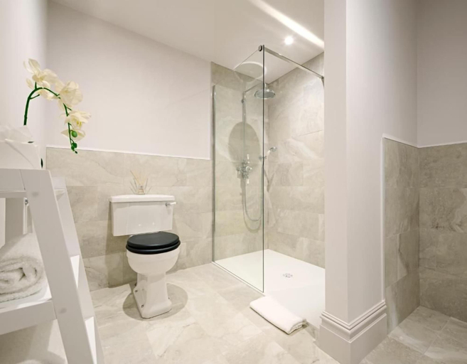 Bathroom 5, Tyrrells Park, Hampshire