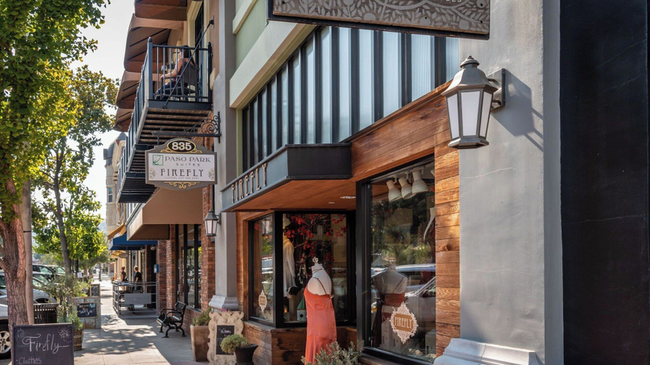 Others 2, Paso Park Suites by Avantstay Balcony Over the Square + Walkable Paso Robles, San Luis Obispo