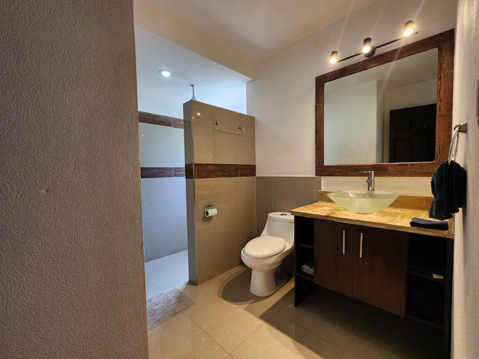 Bathroom 3, Casa Naranja Jungle Villa, Santa Cruz