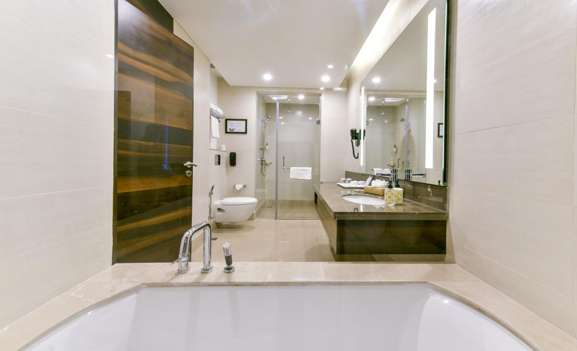 Bathroom, Lemon Tree Hotel Jammu, Jammu