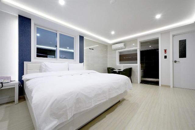 Bedroom 2, Daegu Dongseongro Sweet Hotel, Buk