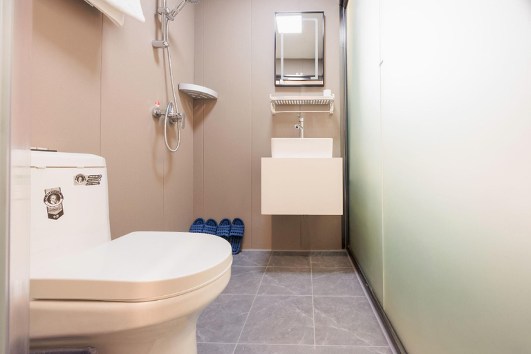 Bathroom 3, Huayi Hotel (Beijing Tiananmen Square Dashilan), Beijing