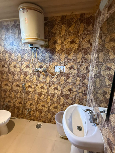 Bathroom 2, Hotel Kartik, Kullu