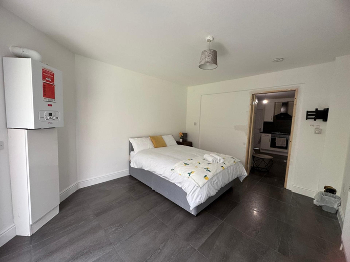 Others 5, Apartment Sleeps 7 With Patio, London