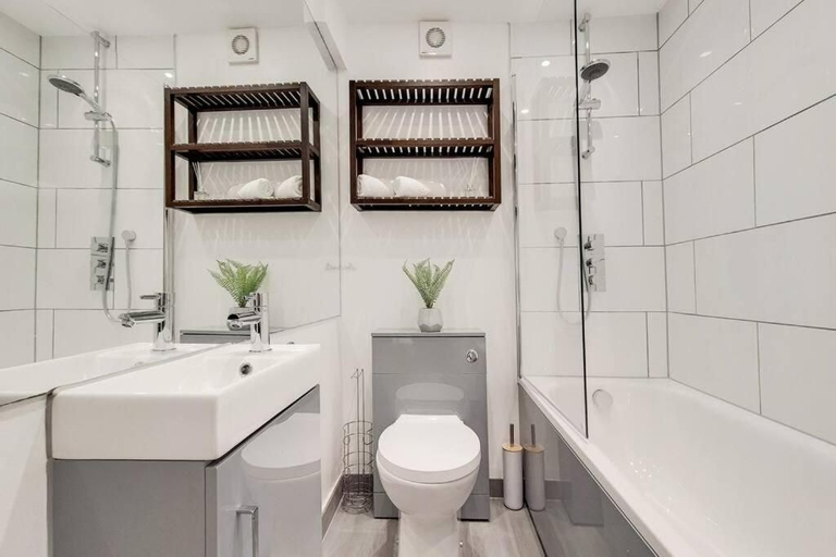 Others 5, AR1 - 1 Bed Apartment in Heart of Fulham, London