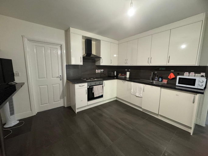 Others 4, Apartment Sleeps 7 With Patio, London