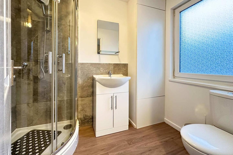 Bathroom 2, Contractors Accommodation | 6BR House Peterborough, Cambridgeshire