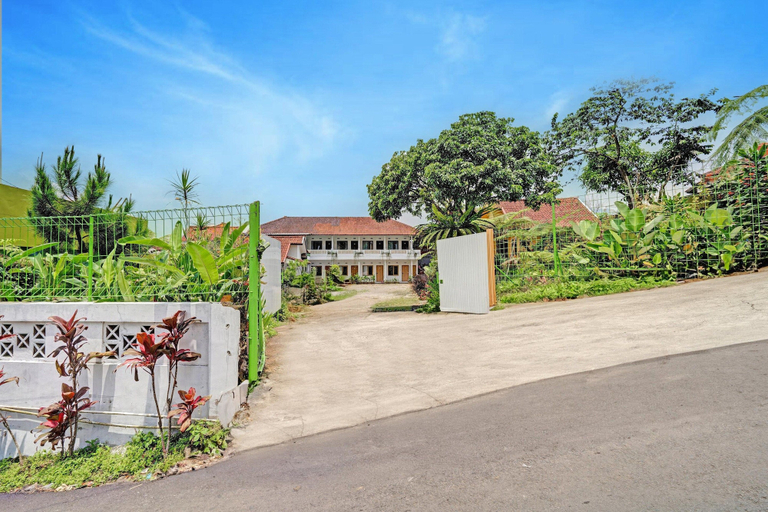 Others 3, Luxury Deluxe DBL Retreat W/ Free Wifi and Parking, Solo