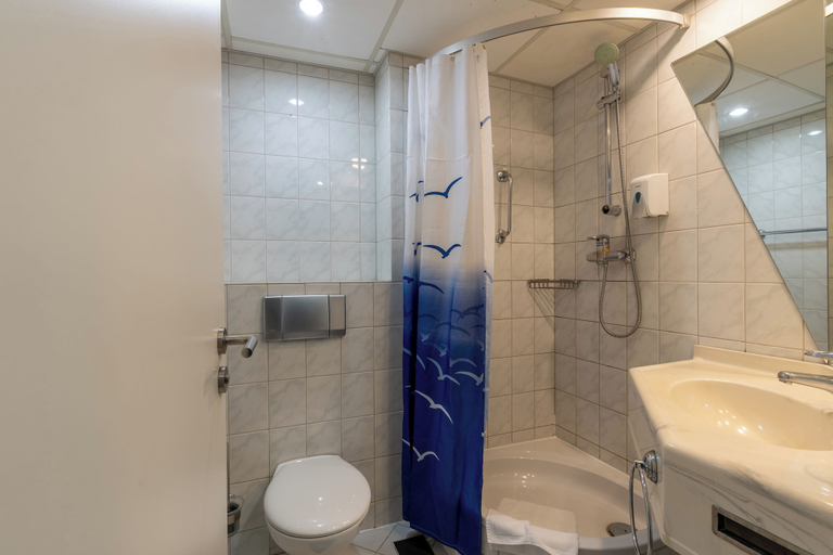 Bathroom 4, Grand Hostel Berlin Urban, Berlin
