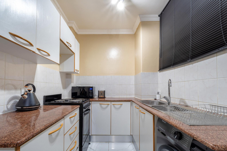 Others 3, Stylish Cozy Apartment in Sandton, City of Johannesburg