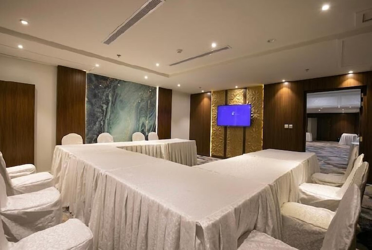 Business Facilities 3, Royal boutique hotel