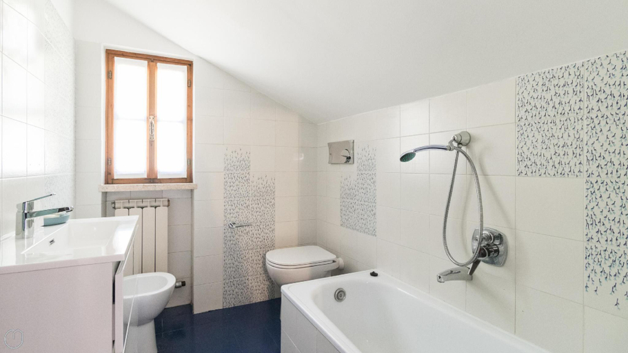 Bathroom 2, Il Borgo Apartments B6 - SV-D600-BOVE3L1B, Savona