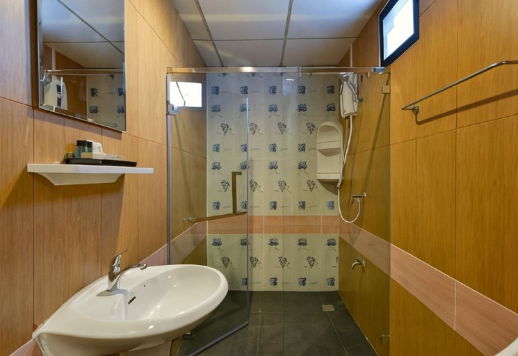 Bathroom 5, The Breton Hotel (Media), Bung Kum