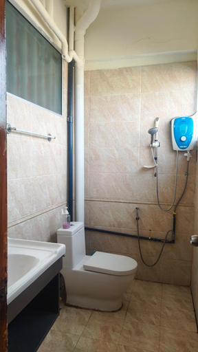 Bathroom 4, MONAlisa Guest House, Semporna