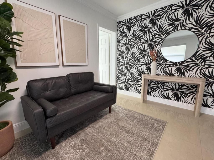 Others 5, La Casa Antigua, Broward