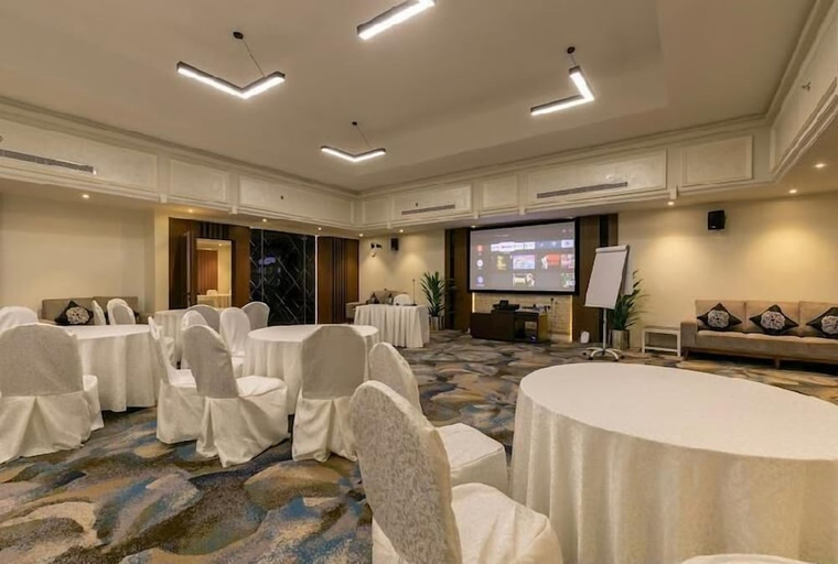 Business Facilities 2, Royal boutique hotel
