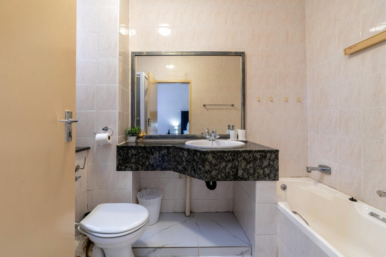 Bathroom 2, Stylish Cozy Apartment in Sandton, City of Johannesburg