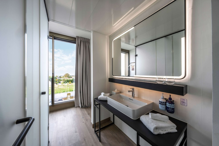 Bathroom 4, YOTEL Geneva Lake, Select by Hilton, Nyon