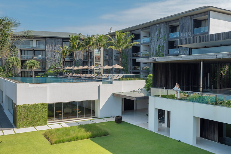 Exterior & Views