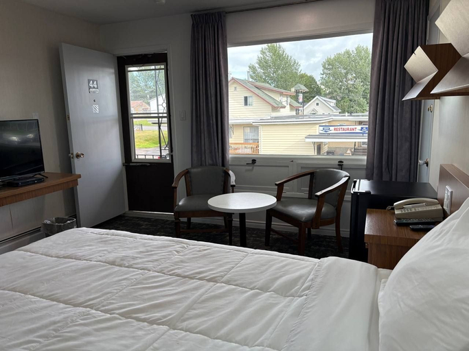 Bedroom 5, Daigle Motel, Madawaska