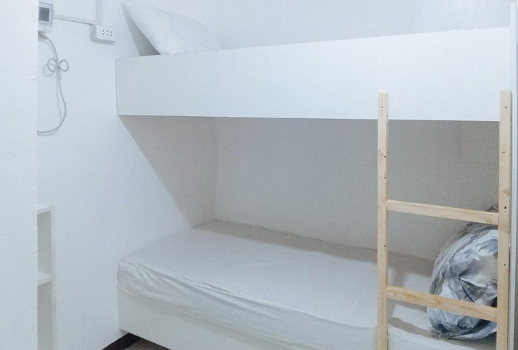 Bedroom 4, RedDoorz @ Rachael Pension House, Santander