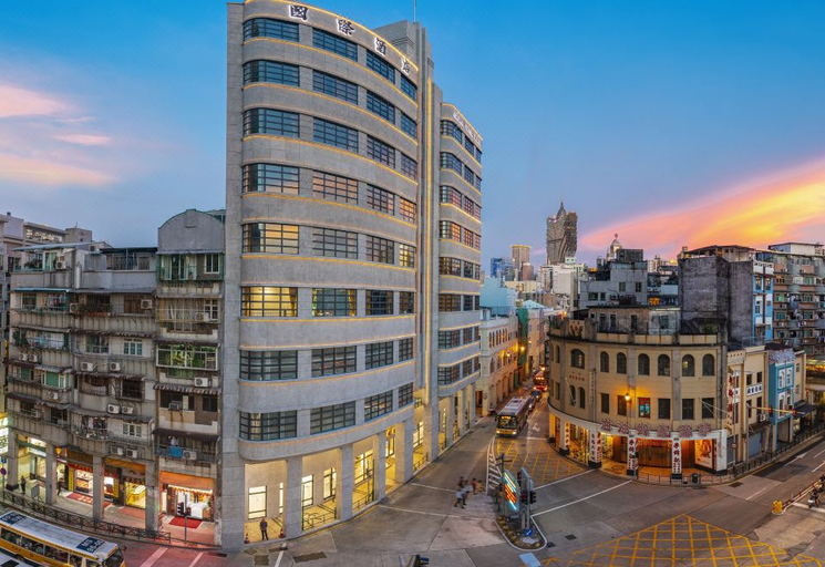 Exterior & Views